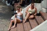 CIUDAD DE MÉXICO, 16MARZO2026.- Un par de mujeres tomal el sol mientras leen a través de su kindle en el Parque España.FOTO: GRACIELA LÓPEZ/CUARTOSCURO.COM