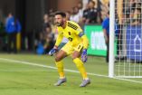 Hugo Lloris reacciona dos veces en la misma jugada y convierte un remate a quemarropa del Toluca en un instante suspendido que mantiene el arco en cero.