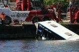 Equipos de emergencia rescataron con vida a cuatro personas tras la caída de un autobús al río Sena en Juvisy-sur-Orge, al sur de París.