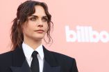 Cara Delevingne inicia oficialmente su carrera musical con una gira internacional.