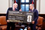 El Primer Ministro de Canada, Mark Carney, con Gianni Infantino, sostiene un boleto a escala del Mundial 2026.