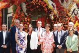 Tamara Caballero (centro), directora de Banco Multiva, afuera de la sucursal de Masaryk adornada con flores.