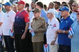 Raúl Castro y Miguel Díaz-Canel encabezaron el acto del 1 de mayo frente a la embajada estadounidense en La Habana, marcado por la crisis y el bloqueo petrolero.