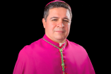 El Papa León XIV designó obispo en Virginia a Evelio Menjivar, exmigrante indocumentado salvadoreño, como gesto simbólico en favor de los migrantes.