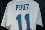 Por parte de la organización del Gran Premio de Miami de la F1 se le obsequió un jersey de futbol americano al piloto Sergio Pérez