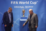 Mehdi Taj (der.), presidente de la Federación Iraní de Futbol, prefirió abandonar Canadá después de estar retenido varias horas; quedando ausente su presencia en el Congreso de la FIFA.