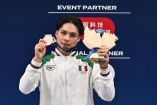 Osmar Olvera Ibarra celebra el bronce en trampolín en 3m.