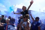 Los aficionados del Ipswich Town invadieron el campo en el momento que se pitó el final del partido, pues con ello la vuelta del equipo a la Premier League estaba consumada.
