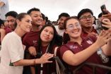La presidenta Sheinbaum entregó becas a estudiantes universitarios en Palenque, Chiapas.