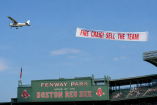 La protesta de los aficionados de Boston escaló a otro nivel al hacerse visible sobre el Fenway Park en pleno mal inicio de temporada.