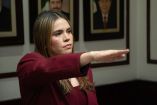 Ana Miriam Ramos Villarreal levanta el brazo durante su toma de protesta como alcaldesa interina en el Cabildo de Culiacán.