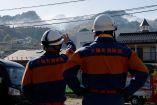 Bomberos en Otsuchi, Iwate, observan columnas de humo en zona montañosa afectada por incendios forestales cerca de áreas habitadas.