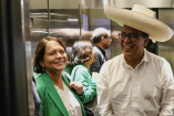 Roberto Sánchez sonríe junto a una mujer en un ascensor tras atender a la prensa en Lima durante el proceso electoral peruano de 2026.