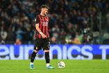 Santiago Gimenez perdió la titularidad en el AC Milan; ingresó de cambio a los 58 minutos cuando su equipo perdía por dos goles.