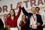 Ariadna Montiel y Alfonso Durazo levantan las manos en el escenario durante el Congreso Nacional de Morena, acompañados por dirigentes del partido.