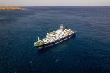 Vista general del crucero MV Hondius anclado frente al puerto de Praia, donde se presentó un brote de hantavirus.