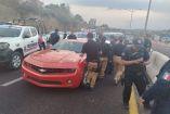 Policías municipales rodean un Camaro naranja detenido en carretera de Tlaxcala durante operativo en Apizaco tras reporte ciudadano