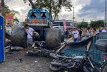 Monster truck detenido tras accidente en Popayán con motocicletas destruidas y personas alrededor del vehículo en zona del impacto.