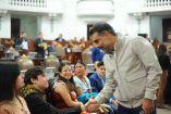 Jesús Sesma Suárez estrecha la mano de un joven en el Congreso de la Ciudad de México durante sesión legislativa con estudiantes presentes