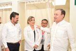 Alfonso Durazo dialoga con personal médico en un hospital de Sonora durante evento sobre becas de capacitación médica para el sector público.