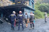 Bomberos de Cundinamarca inspeccionan la entrada de la mina P3 Carbonera Los Pinos tras la explosión en Sutatausa, Colombia, el 4 de mayo de 2026.