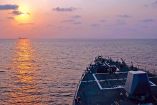 Vista dentro de un buque de guerra de EU que navega por el estrecho de Ormuz.
