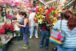 Personas comprando regalos por el Día de las Madres en la CDMX.