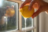 Truco con limón en ventanas para alejar insectos