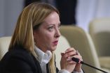 Giorgia Meloni, primera mujer en ejercer el cargo más alto del ejecutivo italiano, fue recientemente víctima de un deepfake, un tipo de ataque cibernético que consiste en imágenes falsas modificadas o generadas por inteligencia artificial, muy difundidas en redes sociales.