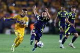 Gorriarán intenta quitarse la marca del mediocampista Alex Muyl.