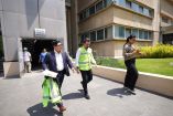 Zoé Robledo participa en el Simulacro Nacional 2026 durante una evacuación en instalaciones del IMSS en Ciudad de México.