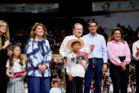 Alfonso Durazo entrega becas a estudiantes de primaria durante un evento del programa Sonora de Oportunidades en Hermosillo.