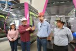 Funcionarios y supervisores recorren una estación del teleférico de Morelia durante la revisión del avance de obra en Michoacán.