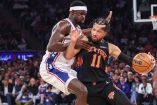Jalen Brunson intenta penetrar ante la marca de Adem Bona.