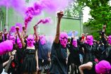 El colectivo feminista ucraniano Femen y el grupo Pussy Riot, con capuchas rosas, se manifestaron frente al pabellón ruso.