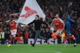 Noni Madueke, Mikel Arteta, Declan Rice y Eberechi Eze celebran el pase a la final de la Champions League.