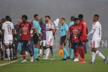 Jugadores abandonan la cancha del Estadio Atanasio Girardot, de Medellin.