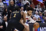 Cade Cunningham, defendido por James Harden, ante la mirada del coach de Detroit, J. B. Bickerstaff.