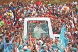 El papa León XIV saludando a una multitud en Bamenda, Camerún, durante su gira de 11 días por África en abril de 2026.