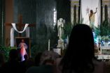 Varias personas asisten a una misa en la iglesia del santuario de la parroquia católica de San Antonio de Padua, en la ciudad de Nueva York (EE. UU.), el 14 de abril de 2026.