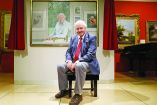 Sir David Attenborough posa junto a su retrato realizado por Bryan Organ en el Museo y Galería de Arte New Walk en Leicester, Gran Bretaña.