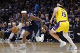 Shai Gilgeous-Alexander dribla ante la marca de Austin Reaves.