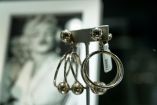 Entre los objetos a subastar hay bisutería original que utilizó Marilyn Monroe.