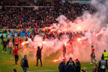 Jugadores del Slavia Praha invadieron el campo antes del final del encuentro ante el Sparta Praha, en el derby de Praga.