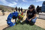La buscadora Ceci flores visita regularmente la tumba de su hijo, que ya fue vandalizada en más de dos ocasiones.