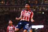 Santiago Sandoval celebra con euforia el segundo tanto que logró en la velada, en la que Chivas logró con sus dos goles el pase a las semifinales del torneo Clausura de la Liga MX.