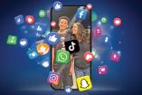 Fotoarte de una madre con su hijo rodeado de logos de redes sociales.