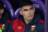Johan Vásquez permaneció en la banca durante el empate sin goles entre Genoa y Fiorentina en la Serie A.