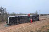Paramédicos de la Cruz Roja trabajan en el autobús de Futura que volcó en el municipio de González, Tamaulipas, con saldo preliminar de tres muertos y ocho heridos.