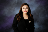 Retrato oficial de Eileen Wang, exalcaldesa de Arcadia, California, con saco negro sobre fondo azul en una fotografía institucional.